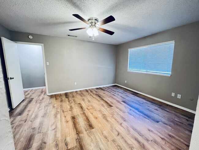 Building Photo - 2102 Richwood Dr