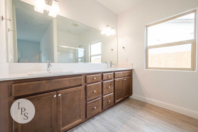 Building Photo - 2022 South/East Fresno Home, 4BR/2BA - Lots of Amenities!