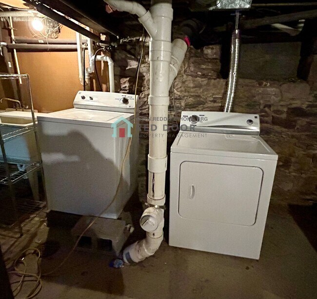 Building Photo - Spacious and inviting 3 bed, 2 bath rental