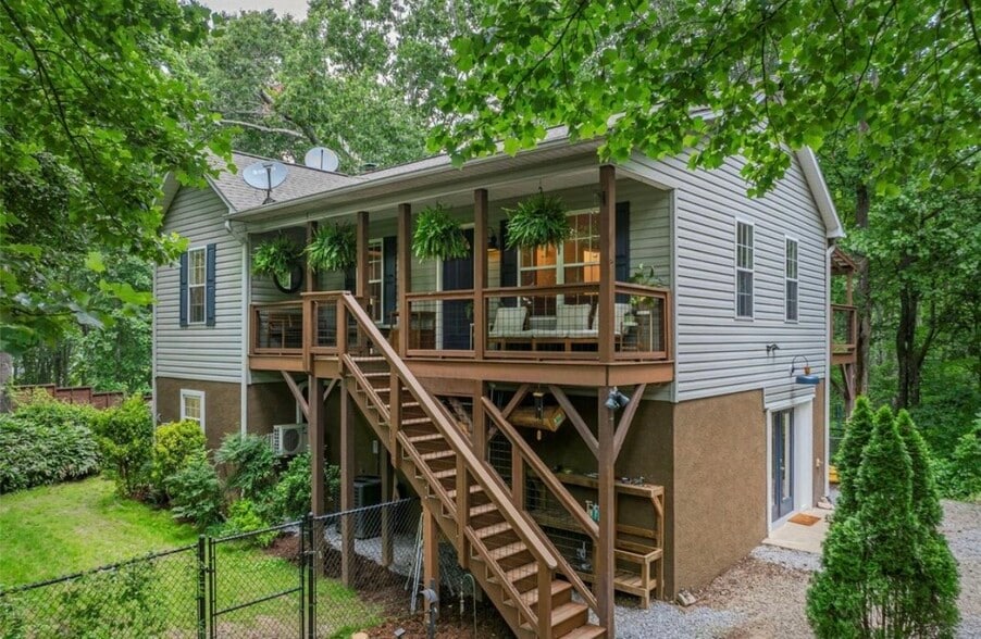 Building Photo - 15 Maplewood Dr