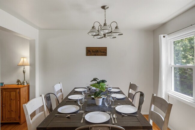 Building Photo - 10 James Dr