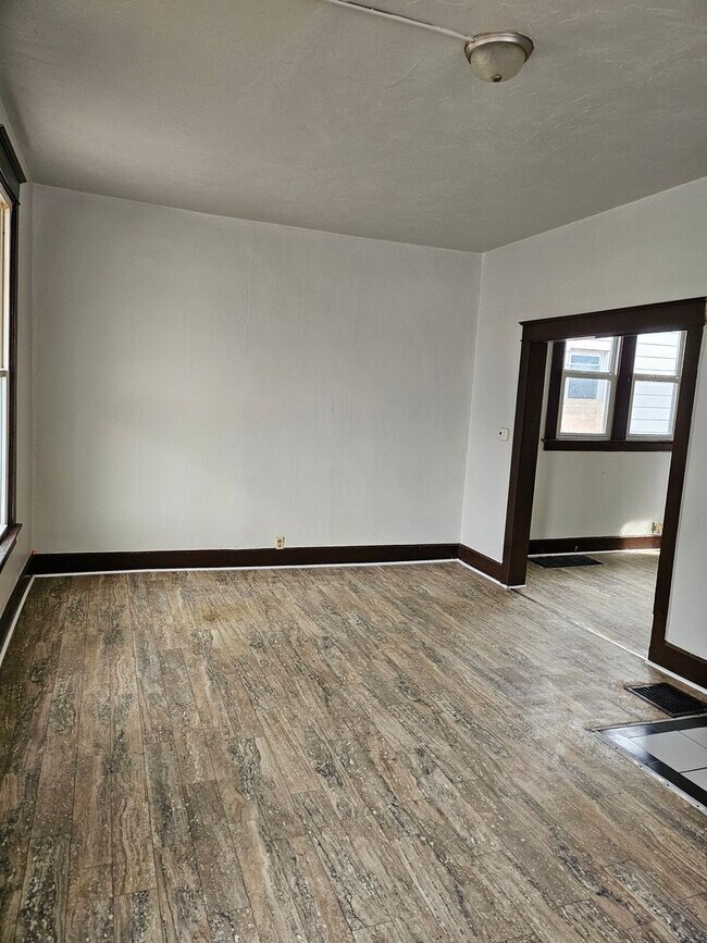 Building Photo - EHA Approved Small 2 Bed house Available Now