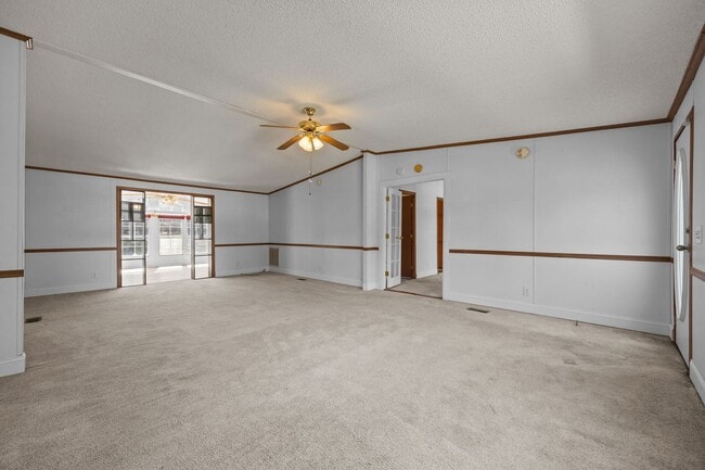 Building Photo - 4 bedroom 2 bathroom spacious home!