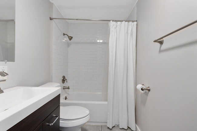 Building Photo - 915 E 29th St