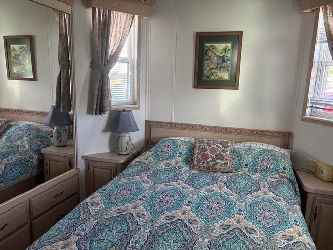 Building Photo - 562 Carousel Ln