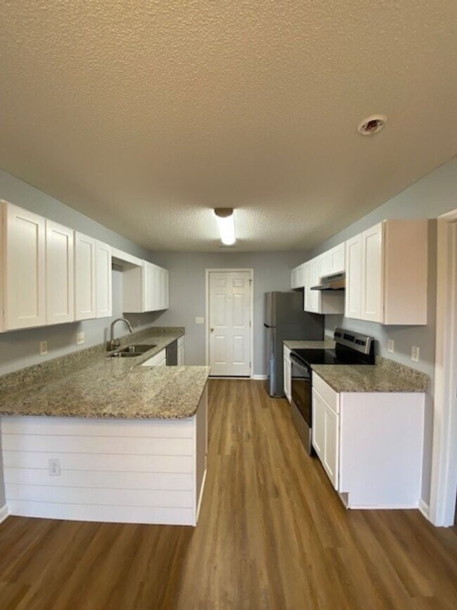 Building Photo - Welcome to this beautiful 4 bedroom, 2 bathroom home located in the desirable area of Wilmington,...