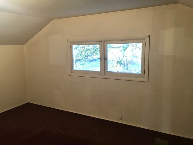 Building Photo - Large 4 bed/2 bath Farm House on River Rd. MOVE IN SPECIAL!