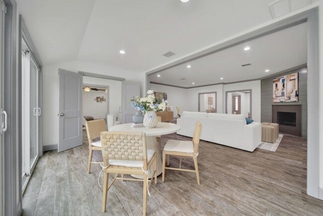 Building Photo - 10042 Briar Forest Dr