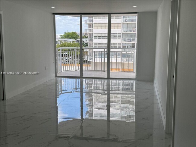 Building Photo - 18031 Biscayne Blvd