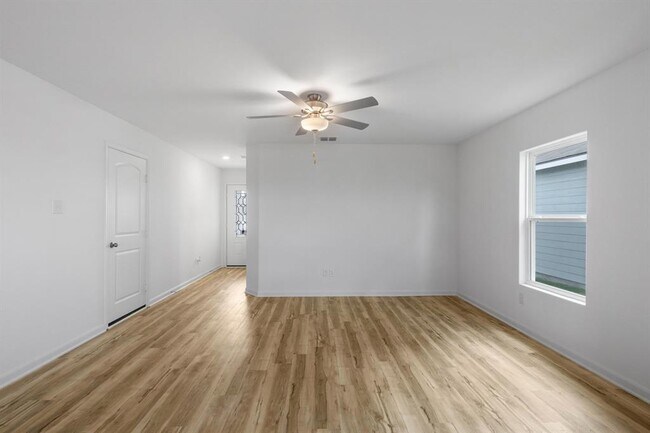 Building Photo - 330 Low Pasture Trl