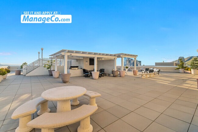Building Photo - Chic 1BR/1.5BA Condo w/ Unbeatable Downtow...