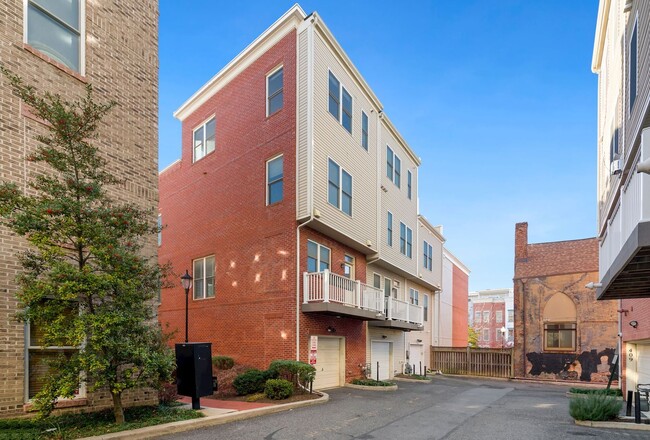 Building Photo - Charming 3 bedroom 3.5 Bathroom Row Home