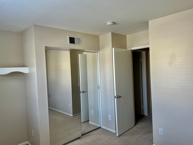 Building Photo - Nice 2 Story Home