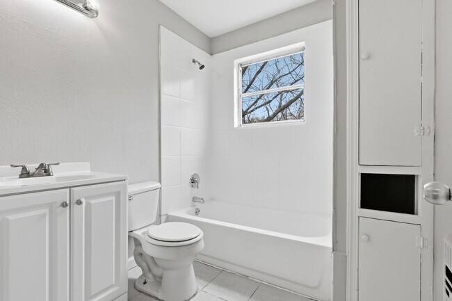 Building Photo - Spacious & Newly Updated! *HOUSING ACCEPTED/ SECTION 8 * — Apply Today!