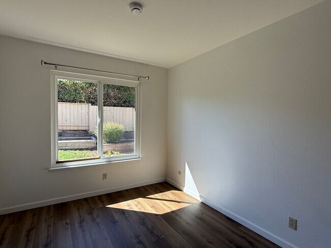 Building Photo - Sunnyvale home with central air and new LV...