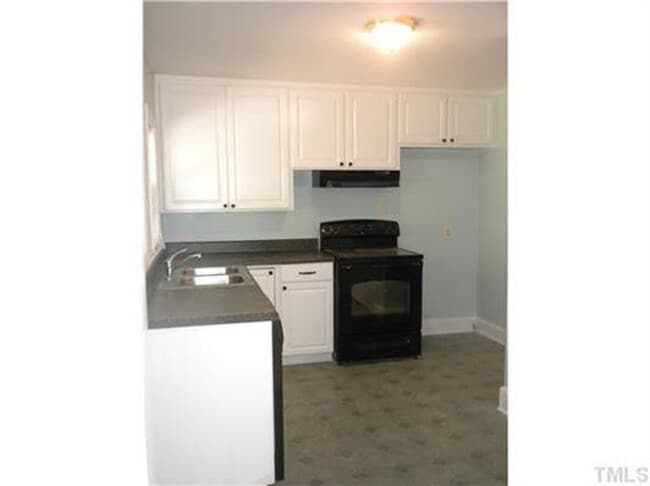 Building Photo - Spacious 4 Bed Close to Everything in Durham!
