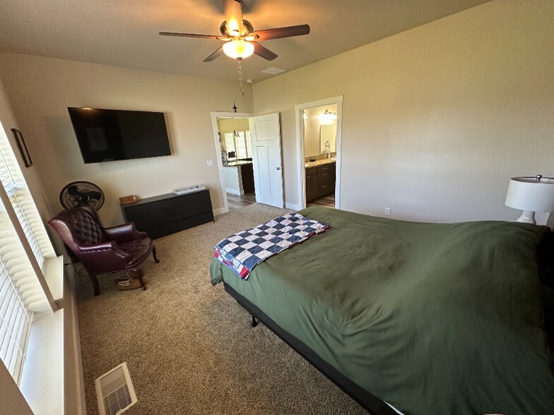 Building Photo - 1600 NE Cinder Loop