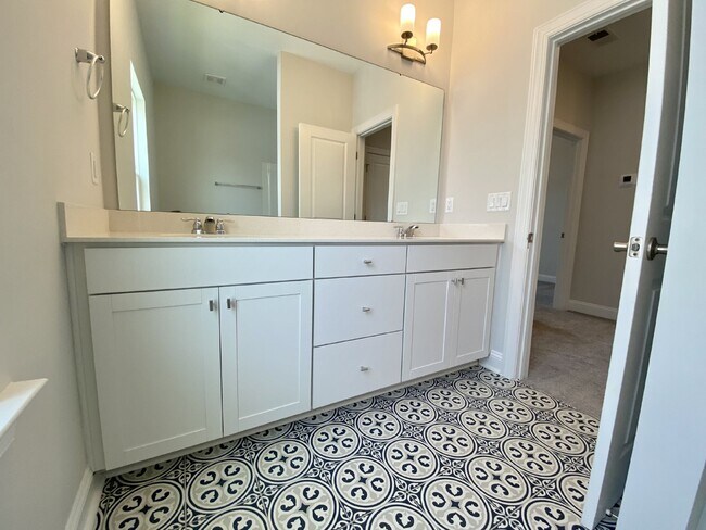 Building Photo - Luxury Living in Hampton Lake!