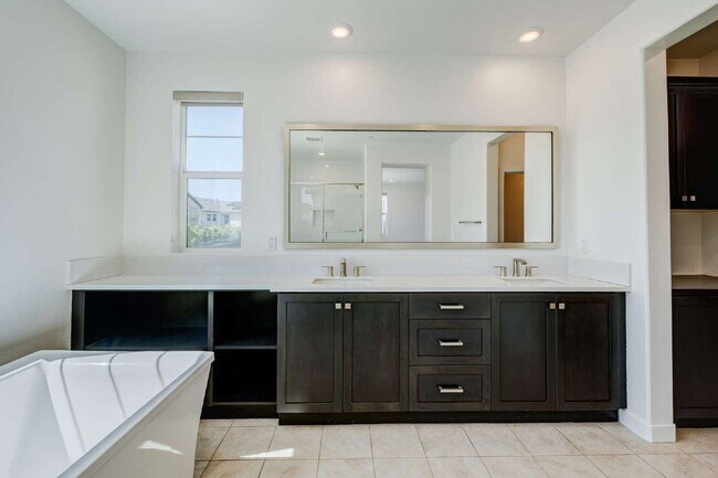 Building Photo - Luxury Living at The Farm