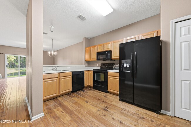 Building Photo - 216 Scrub Jay Dr