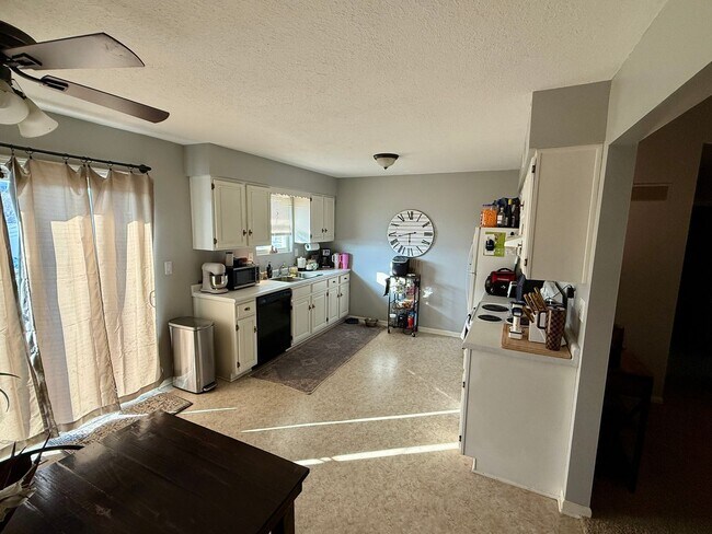 Building Photo - 3BR Duplex with Garage & Fenced Yard