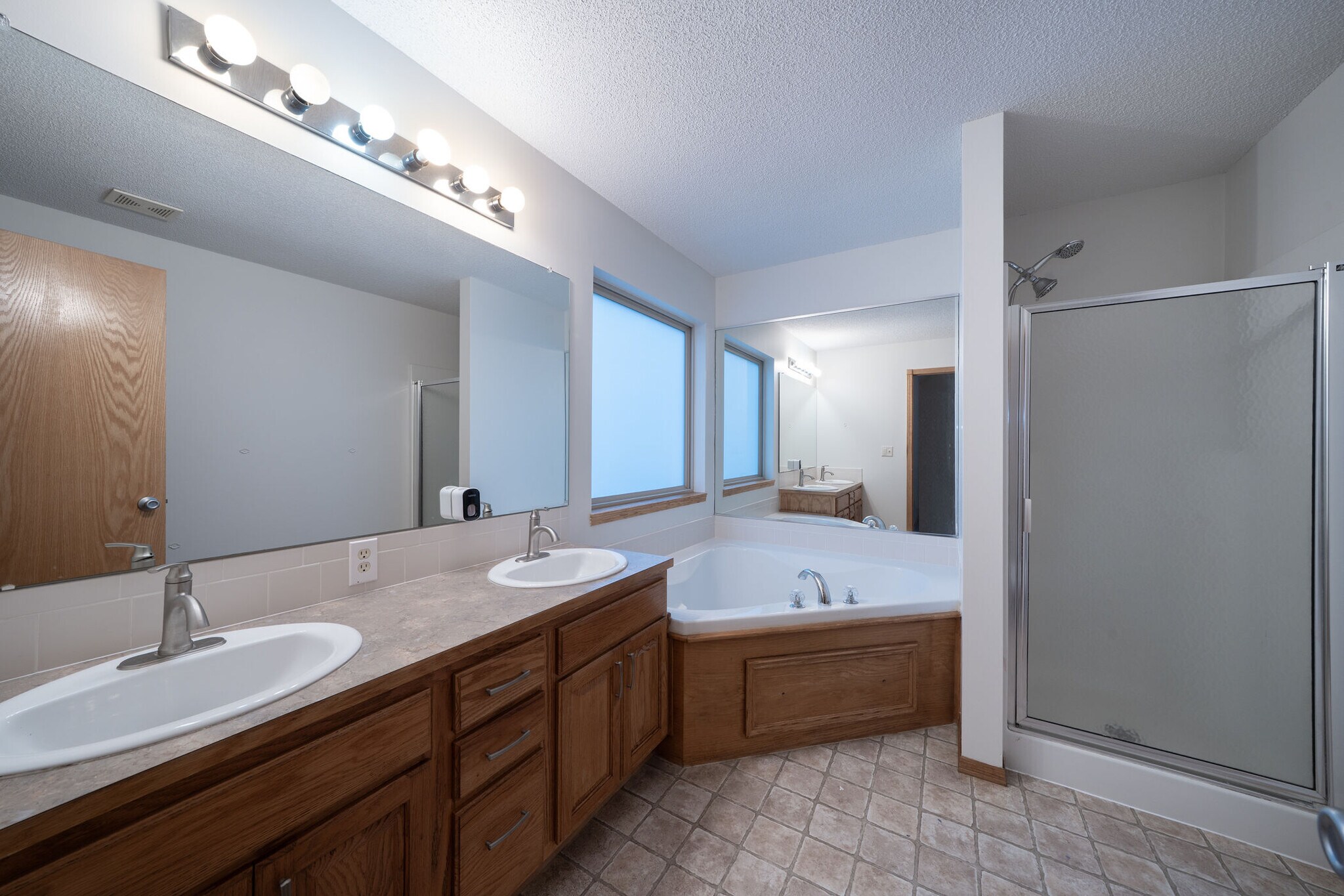 Building Photo - 1339 S Summit Rd