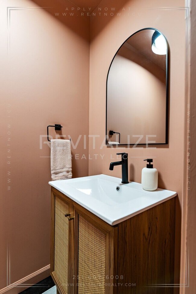 Building Photo - Fully Furnished Townhome w/ Private Garage