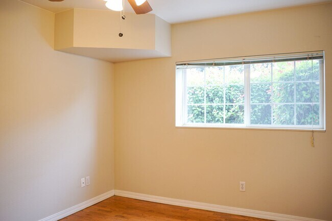 Building Photo - Ideal John's Landing 1-Bed w/ Open Layout, Washer/Dryer & a Private Patio!