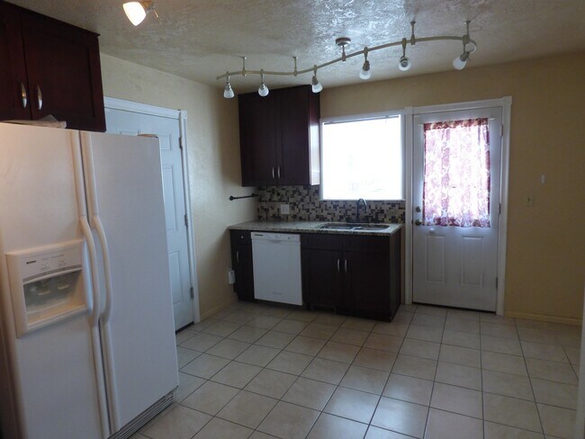 Building Photo - $0 DEPOSIT OPTION.  SPACIOUS 3-BED, 3-BATH...
