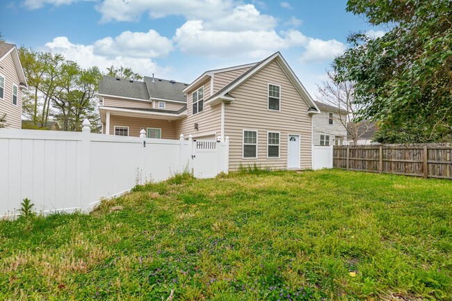 Building Photo - Larchmont Dream Home