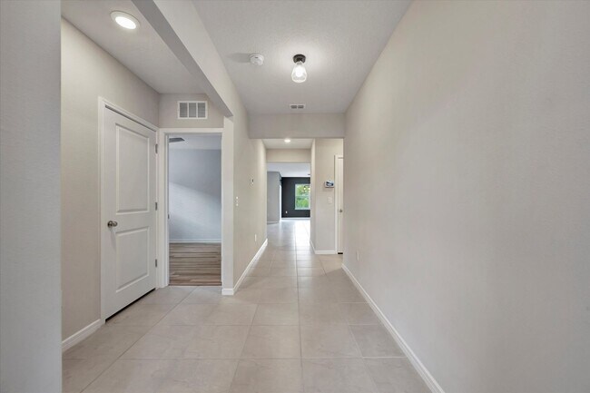 Building Photo - Newer Build - Parrish 3 Bedroom Home with ...