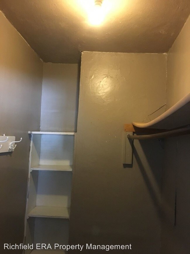 Building Photo - 3 br, 1 bath House - 131 North State Street