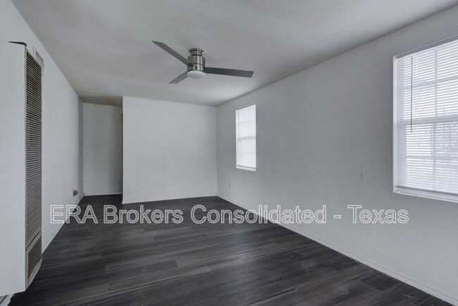 Building Photo - 5815 Pyle St