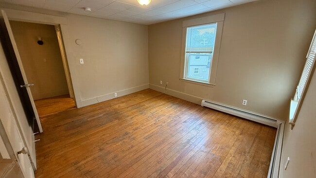 Building Photo - 5 Bedroom 2 bathroom House Available for r...