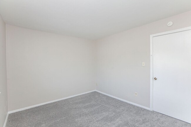Building Photo - Updated 3BR Townhouse in Prime VA Beach Lo...