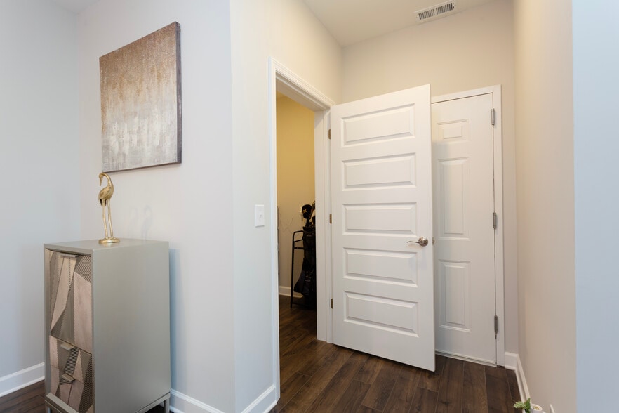 Entryway.3 - 7501 Highway 70 S