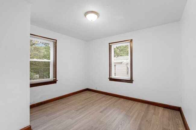 Building Photo - Charming Updated 2 Bed, 1 Bath Ranch – A H...