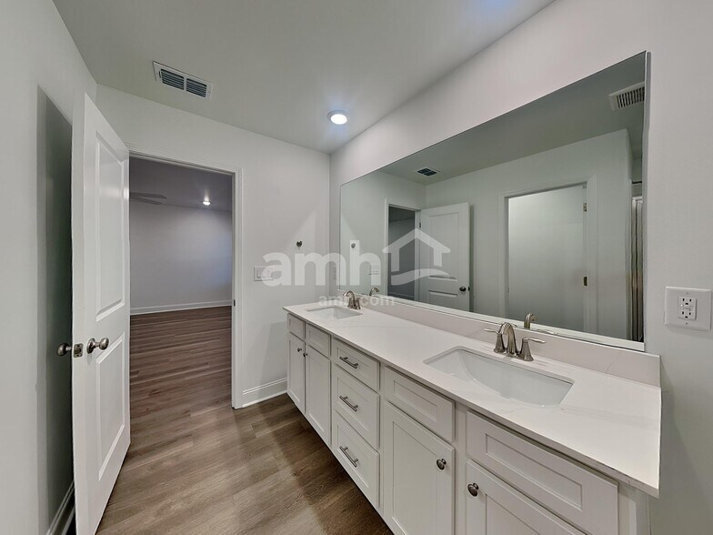 Building Photo - 1519 Aquamarine Dr