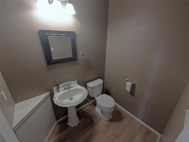Building Photo - 303 N Carriage Hills Dr