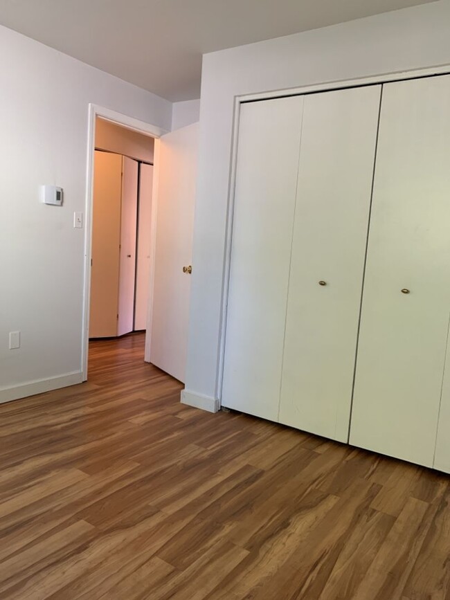 Building Photo - STUDENTS WELCOME! Lovely 2 Bed 1.5 Bath To...