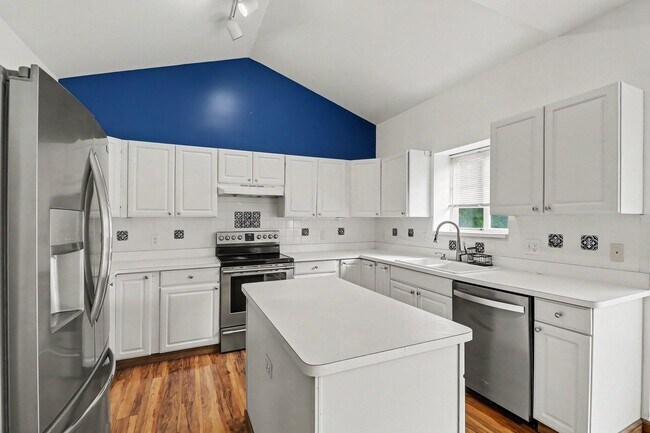 Building Photo - 2457 Cliffside Ct