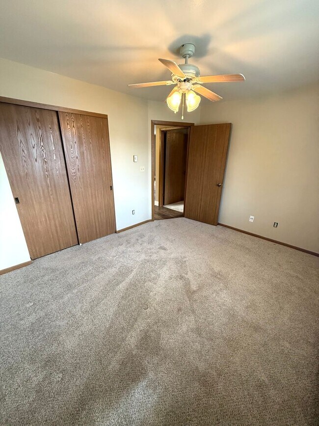 Building Photo - Private Entry 2 Bed/1 Bath Apartment!