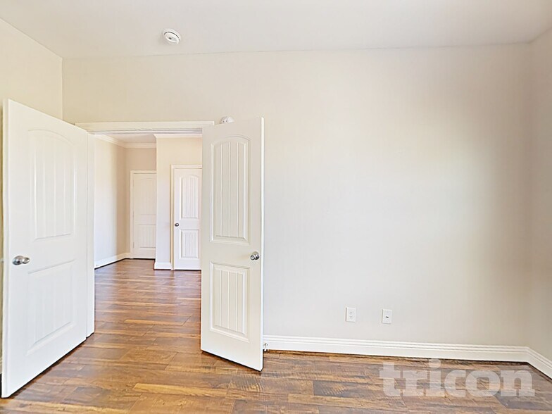 Building Photo - 1002 Woodcrest Dr