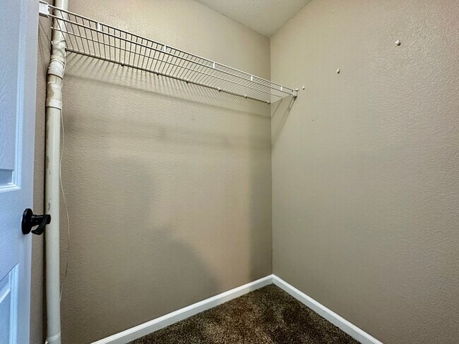 Building Photo - Must See This Beautiful 4 Bedroom 3 Bathro...