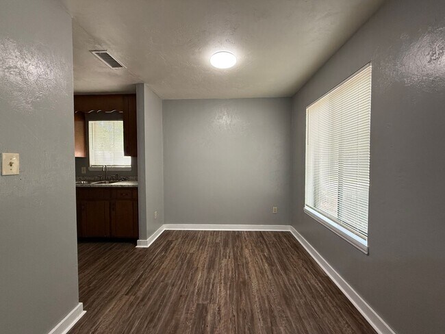 Building Photo - Downstairs unit off E Park avail NOW!!!