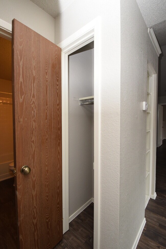 Building Photo - Dellrey-12309