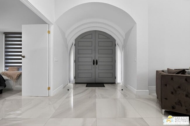 Building Photo - 196 Kavenish Dr