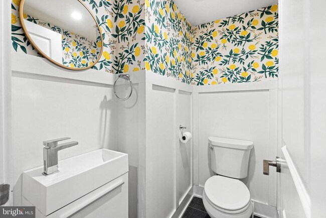 Building Photo - 1649 E Eyre St