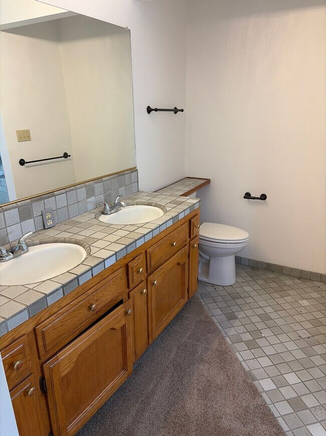 Building Photo - Exceptional 3 bedroom plus Loft or 4th bedroom