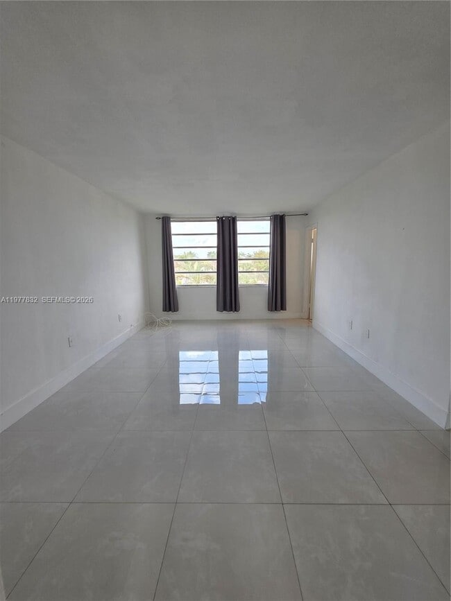 Building Photo - 1351 NE 191st St